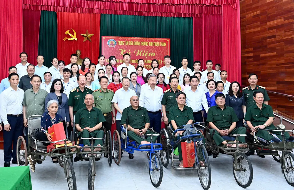 Tổng Bí thư Tô Lâm cùng đoàn công tác và các thương binh, bệnh binh, cán bộ, nhân viên Trung tâm Điều dưỡng thương binh Thuận Thành chụp ảnh lưu niệm. Ảnh: VIẾT CHUNG Anh Ninh Xa 1.jpg