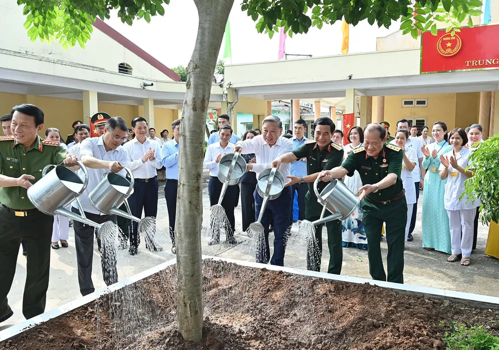 Tổng Bí thư Tô Lâm và các đại biểu trồng cây lưu niệm tại Trung tâm Điều dưỡng thương binh Thuận Thành. Ảnh: VIẾT CHUNG Anh Ninh Xa 2.jpg