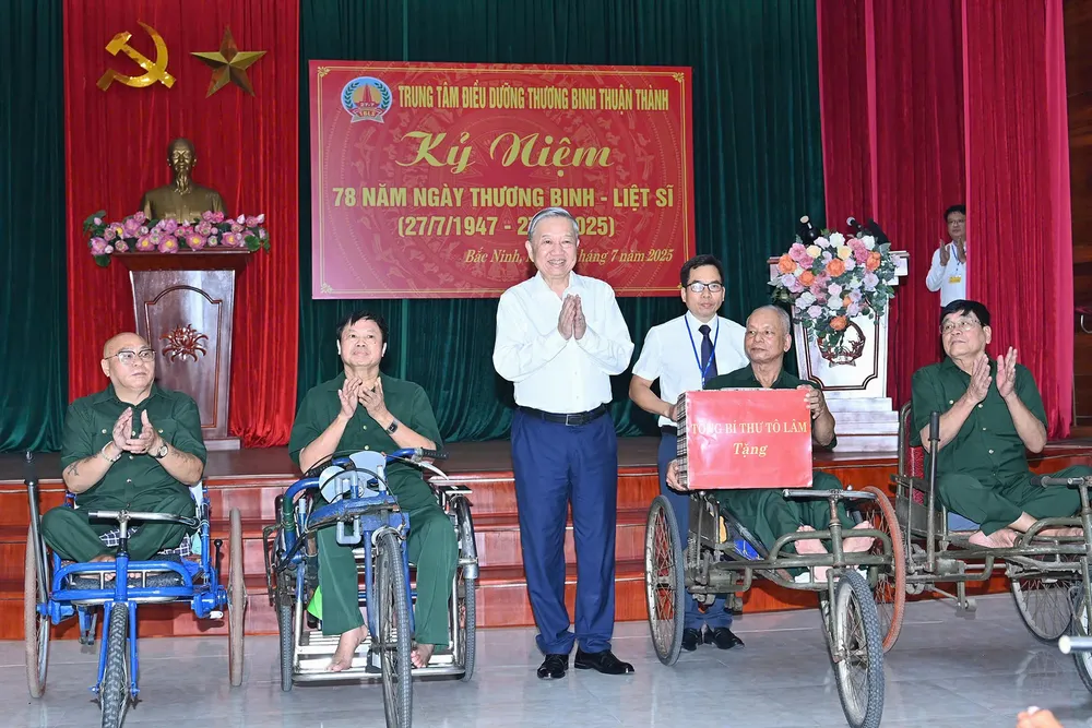 Tổng Bí thư Tô Lâm tặng quà cho thương binh, bệnh binh ở trung tâm. Ảnh: VIẾT CHUNG Anh Ninh Xa 3.jpg
