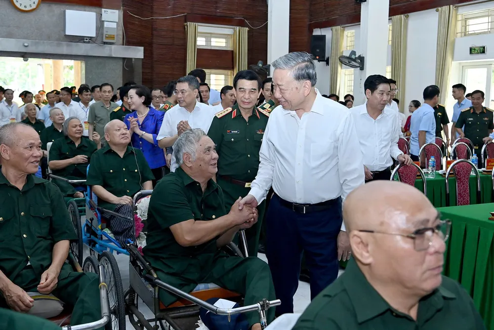 Tổng Bí thư Tô Lâm trò chuyện, động viên các thương binh, bệnh binh ở trung tâm. Ảnh: VIẾT CHUNG Anh Ninh Xa 4.jpg