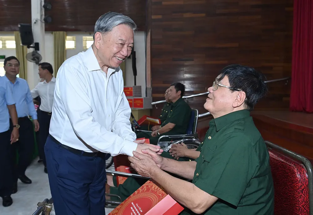 Tổng Bí thư Tô Lâm thăm hỏi và tặng quà cho thương binh, bệnh binh ở trung tâm. Ảnh: VIẾT CHUNG Anh Ninh Xa 5.jpg