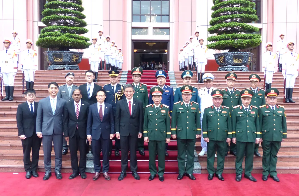 Bộ trưởng Phan Văn Giang và Bộ trưởng Chan Chun Sing, cùng đoàn đại biểu Bộ Quốc phòng hai nước tại lễ đón. Ảnh: TRẦN BÌNH Anh Bo QP Singapore 6.JPG