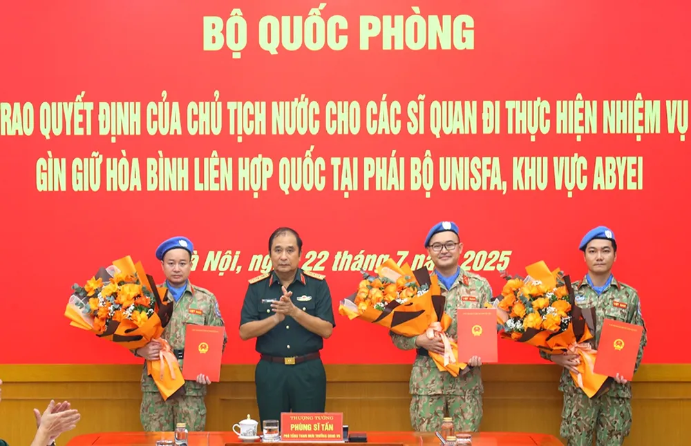 Thượng tướng Phùng Sĩ Tấn trao quyết định của Chủ tịch nước cho 3 sĩ quan thực hiện nhiệm vụ tại Phái bộ UNISFA, khu vực Abyei. Ảnh: BQP Anh GGHB Lien hop quoc 1.jpg