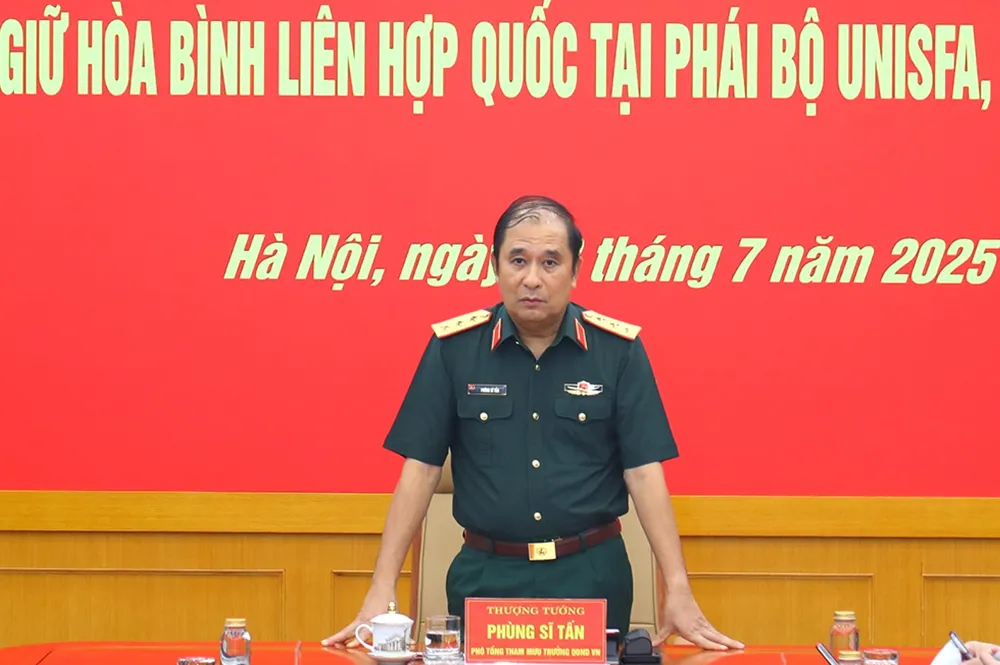 Thượng tướng Phùng Sĩ Tấn phát biểu giao nhiệm vụ cho các sĩ quan. Ảnh: BQP Anh GGHB Lien hop quoc 2.jpg
