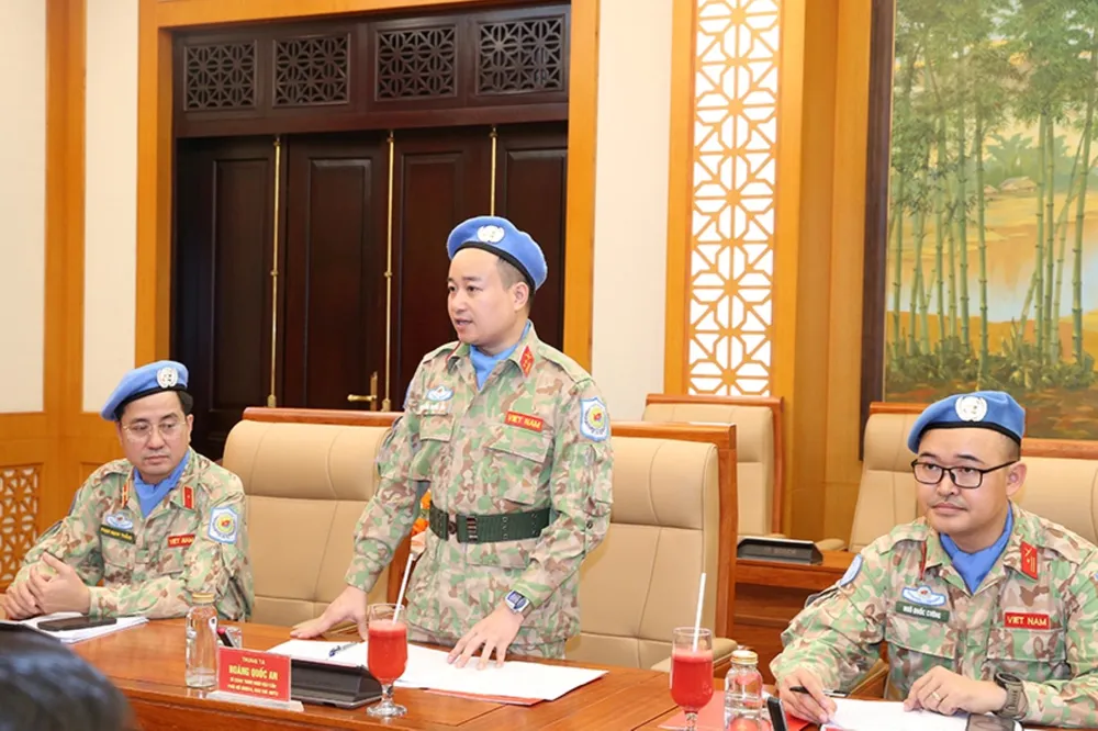 Trung tá Hoàng Quốc An phát biểu nhận nhiệm vụ. Ảnh: BQP Anh GGHB Lien hop quoc 4.jpg