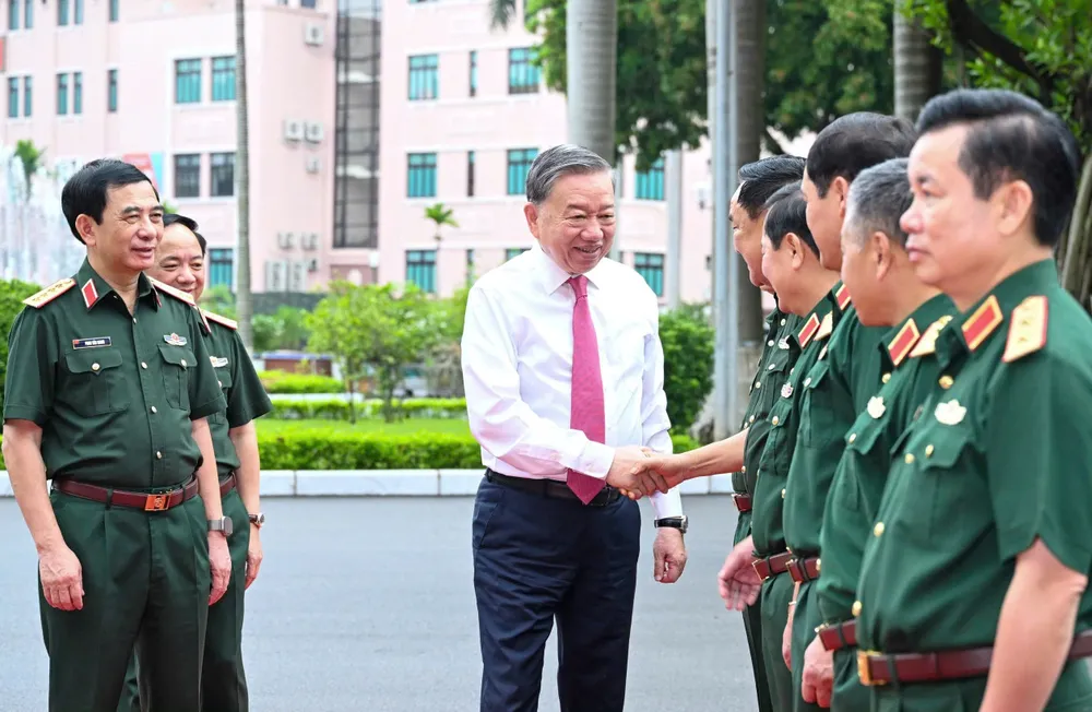 Lãnh đạo Quân ủy Trung ương, Bộ Quốc phòng, Tổng cục Chính trị QĐND Việt Nam đón Tổng Bí thư Tô Lâm đến làm việc. Ảnh: VIẾT CHUNG Anh TBT lam viec Tong cuc Chinh tri 1.jpg