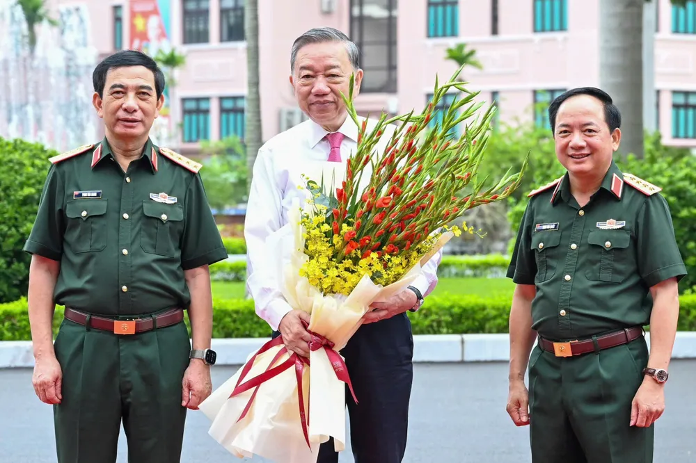 Đại tướng Phan Văn Giang và Đại tướng Trịnh Văn Quyết tặng hoa Tổng Bí thư Tô Lâm. Ảnh: VIẾT CHUNG Anh TBT lam viec Tong cuc Chinh tri 2.jpg