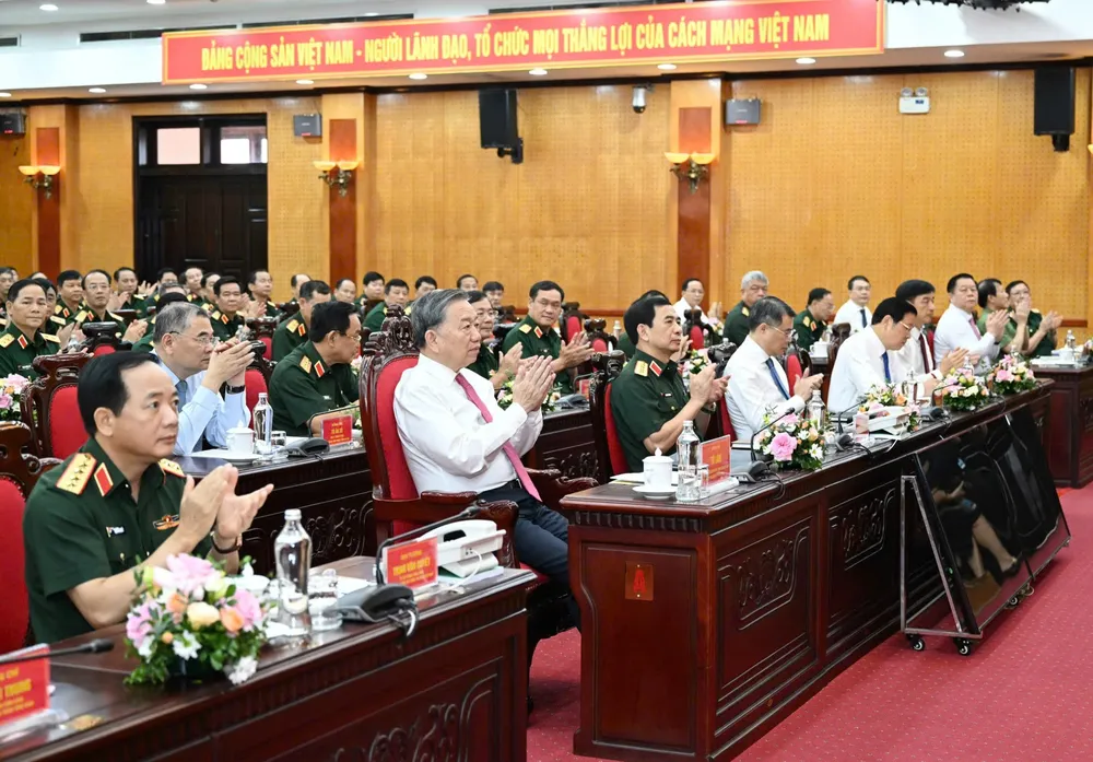 Tổng Bí thư Tô Lâm và các đại biểu dự buổi làm việc. Ảnh: VIẾT CHUNG Anh TBT lam viec Tong cuc Chinh tri 3.jpg