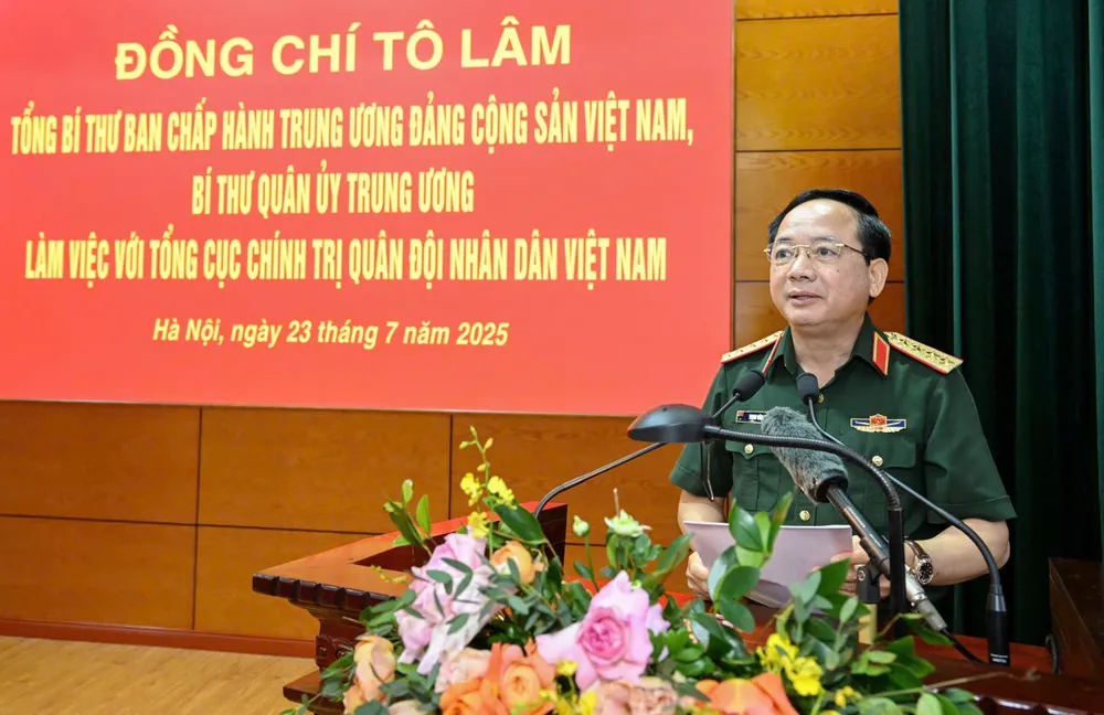 Đại tướng Trịnh Văn Quyết trình bày báo cáo tại buổi làm việc. Ảnh: VIẾT CHUNG Anh TBT lam viec Tong cuc Chinh tri 4.jpg