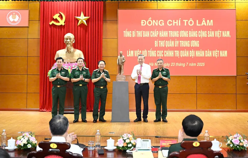 Tổng Bí thư Tô Lâm tặng bức tượng Bác Hồ cho Tổng cục Chính trị QĐND Việt Nam tại buổi làm việc. Ảnh: VIẾT CHUNG Anh TBT lam viec Tong cuc Chinh tri 7.jpg