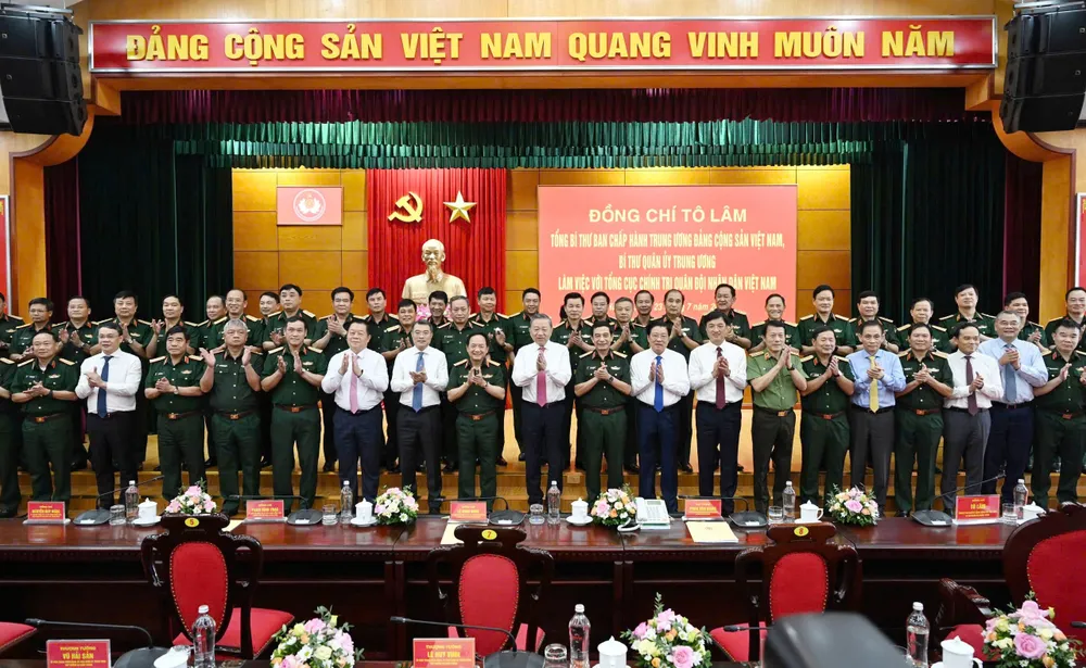 Tổng Bí thư Tô Lâm và các đại biểu dự buổi làm việc chụp ảnh lưu niệm. Ảnh: VIẾT CHUNG Anh TBT lam viec Tong cuc Chinh tri 8.jpg