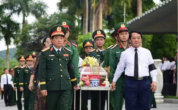 នាយឧត្តមសេនីយ៍ Trinh Van Quyet និងជាលេខាគណៈកម្មាធិការបក្សខេត្ត Tuyen Quang Hau A Lenh បានធ្វើពិធីដង្ហែអដ្ឋិធាតុយុទ្ធជនពលីទៅកាន់កន្លែងបញ្ចុះសពនៅទីបញ្ចុះសព Vi Xuyen ទុក្ករបុគ្គលជាតិ នារសៀលថ្ងៃទី ២៥ មិថុនា។ រូបថត៖ VIET CHUNG Anh Vi Xuyen 5.jpg