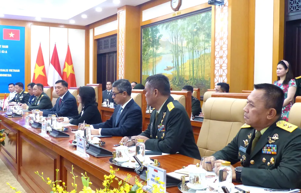 Đoàn Bộ Quốc phòng Indonesia tham gia hội đàm. Ảnh: TRẦN BÌNH Bo truong QP Indonesia tham VN 13.JPG