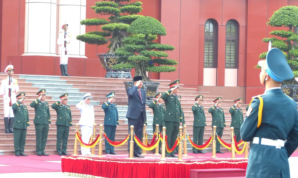 Bộ trưởng Phan Văn Giang và Bộ trưởng Sjafrie Sjamsoeddin khi quân nhạc cử Quốc thiều hai nước tại lễ đón. Ảnh: TRẦN BÌNH Bo truong QP Indonesia tham VN 2.JPG