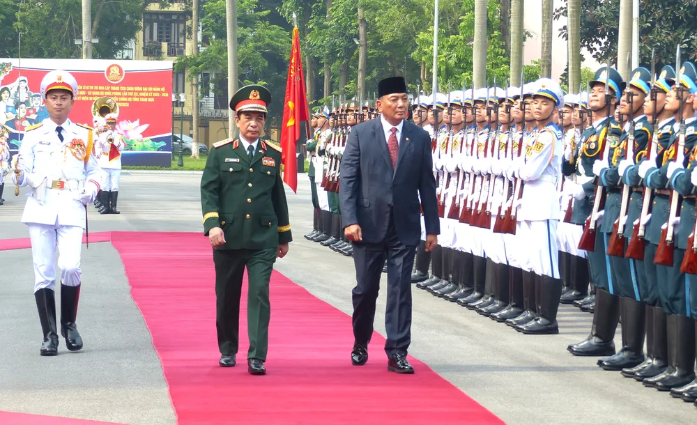 Bộ trưởng Phan Văn Giang và Bộ trưởng Sjafrie Sjamsoeddin duyệt đội danh dự Quân đội nhân dân Việt Nam tại lễ đón. Ảnh: TRẦN BÌNH Bo truong QP Indonesia tham VN 3.JPG