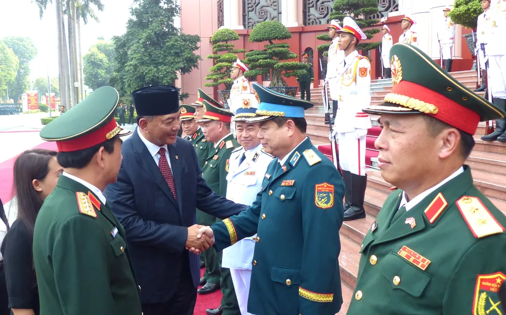 Bộ trưởng Phan Văn Giang giới thiệu với Bộ trưởng Sjafrie Sjamsoeddin các thành viên đoàn Bộ Quốc phòng Việt Nam tại lễ đón. Ảnh: TRẦN BÌNH Bo truong QP Indonesia tham VN 4.JPG