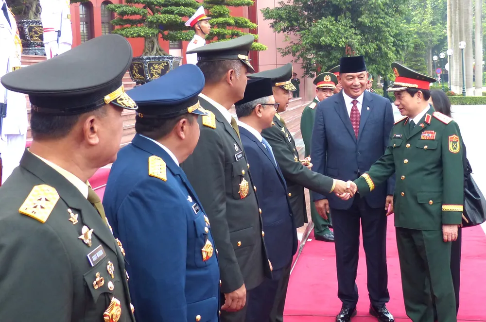 Bộ trưởng Sjafrie Sjamsoeddin giới thiệu với Bộ trưởng Phan Văn Giang các thành viên đoàn Bộ Quốc phòng Indonesia tại lễ đón. Ảnh: TRẦN BÌNH Bo truong QP Indonesia tham VN 5.JPG