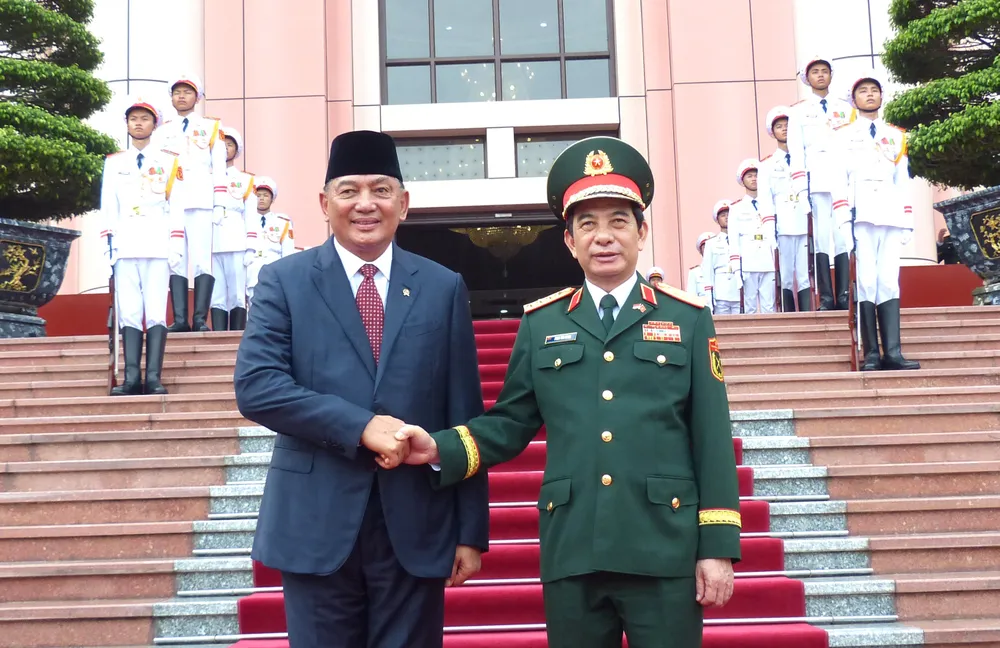 Bộ trưởng Phan Văn Giang và Bộ trưởng Sjafrie Sjamsoeddin tại lễ đón. Ảnh: TRẦN BÌNH Bo truong QP Indonesia tham VN 6.JPG