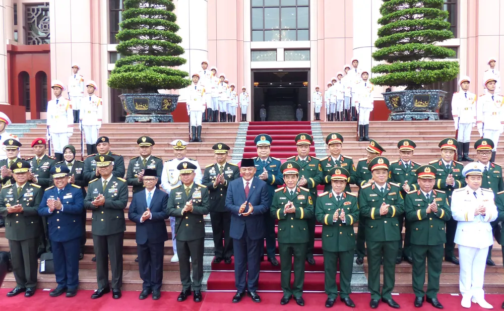 Bộ trưởng Phan Văn Giang và Bộ trưởng Sjafrie Sjamsoeddin cùng các đại biểu hai bên tại lễ đón. Ảnh: TRẦN BÌNH Bo truong QP Indonesia tham VN 7.JPG
