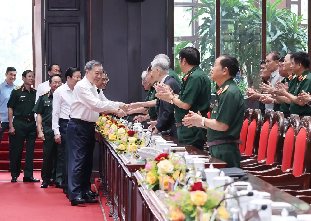 Tổng Bí thư Tô Lâm chào hỏi các đại biểu tham gia chương trình. Ảnh: QUANG PHÚC Anh TBT To Lam gao mat lao thanh cach mang 1.jpg