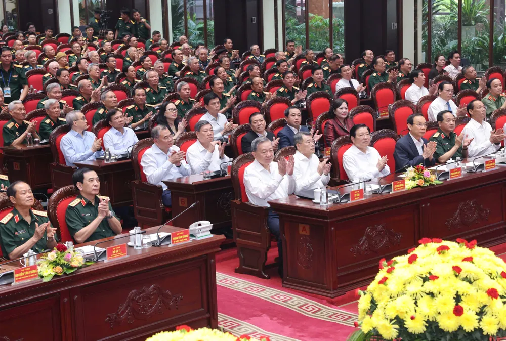 Tổng Bí thư Tô Lâm và các đại biểu tham dự chương trình. Ảnh: QUANG PHÚC Anh TBT To Lam gao mat lao thanh cach mang 10.jpg