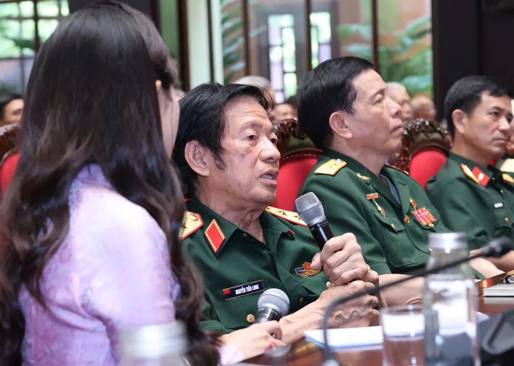Giao lưu với các tướng lĩnh, Anh hùng lực lượng vũ trang nhân dân tại chương trình. Ảnh: QUANG PHÚC Anh TBT To Lam gao mat lao thanh cach mang 13.jpg