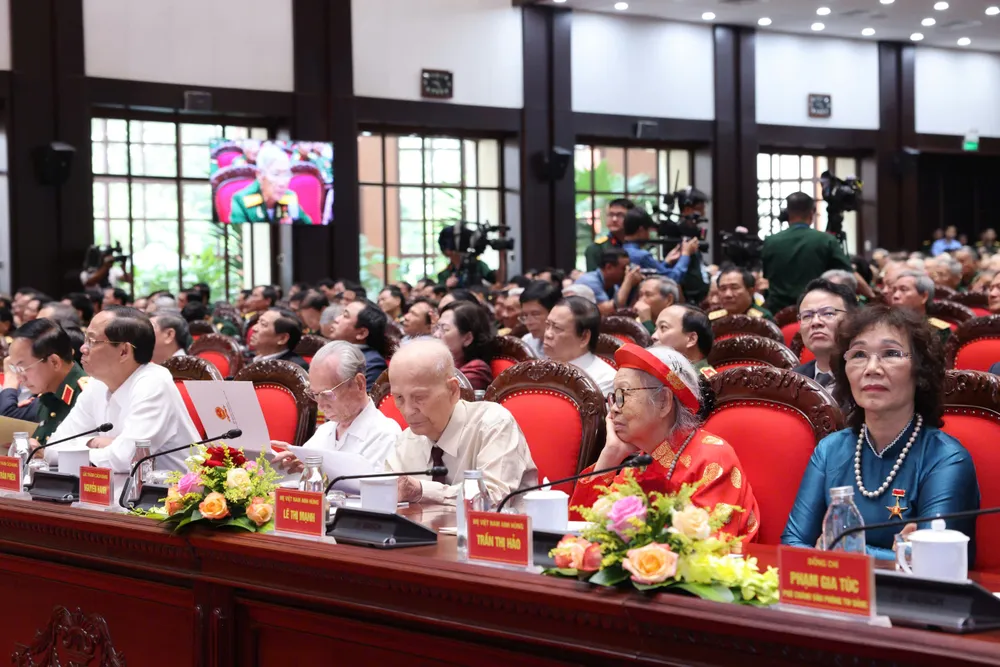 Các đại biểu tham gia chương trình. Ảnh: QUANG PHÚC Anh TBT To Lam gao mat lao thanh cach mang 15.jpg