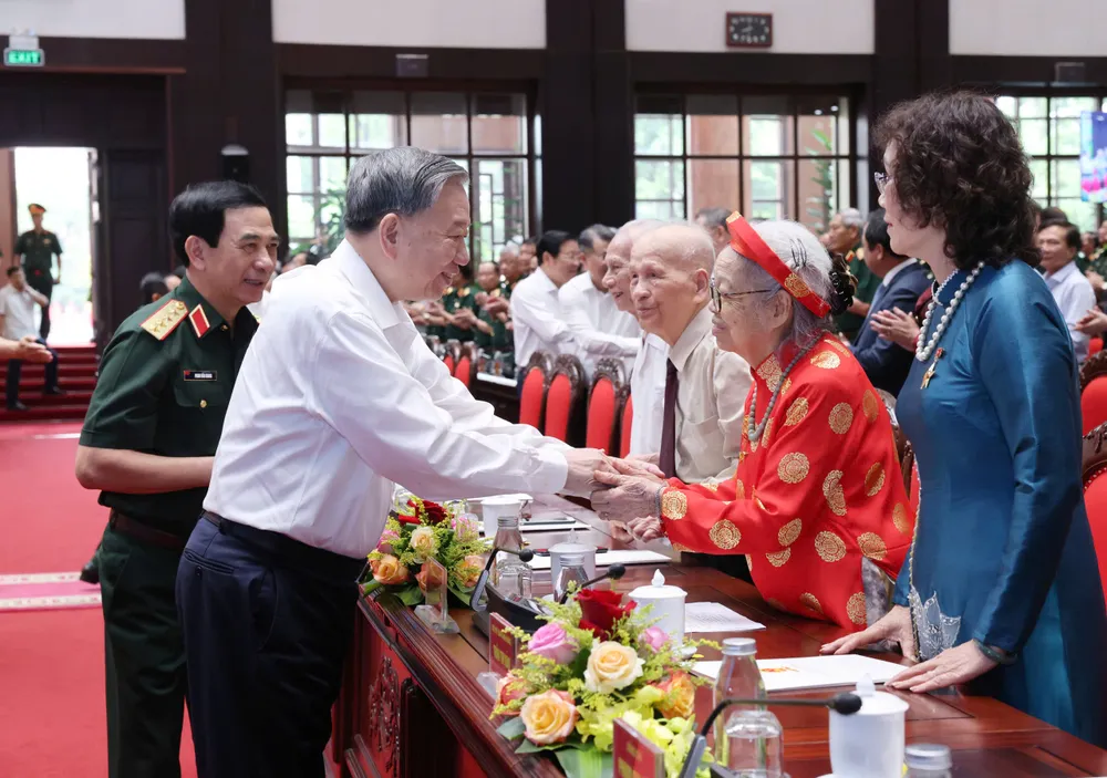 Tổng Bí thư Tô Lâm chào hỏi các đại biểu tham gia chương trình. Ảnh: QUANG PHÚC Anh TBT To Lam gao mat lao thanh cach mang 4.jpg