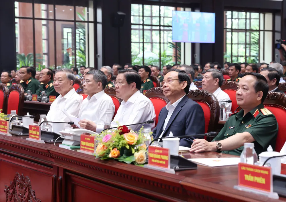 Bí thư Thành ủy TPHCM Nguyễn Văn Nên tham gia chương trình. Ảnh: QUANG PHÚC Anh TBT To Lam gao mat lao thanh cach mang 7.jpg