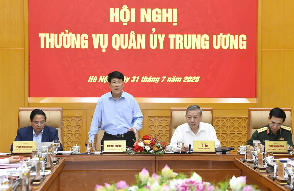 Chủ tịch nước Lương Cường phát biểu tại hội nghị. Ảnh: VIẾT CHUNG Hop Thuong vu Quan uy TW 8.jpg