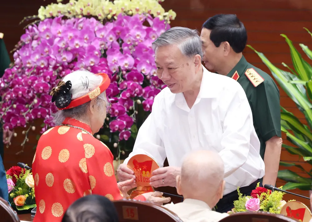 Tổng Bí thư Tô Lâm tặng quà Mẹ Việt Nam anh hùng Lê Thị Mạnh tại chương trình. Ảnh: QUANG PHÚC TBT phat bieu - trao qua 3.jpg