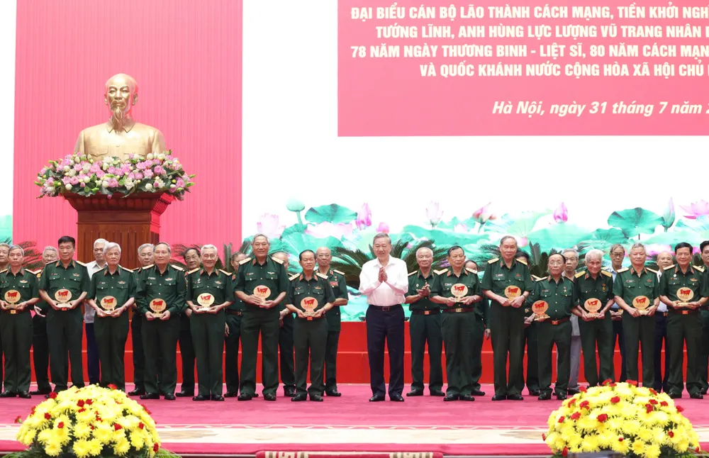 Tổng Bí thư Tô Lâm tặng quà các tướng lĩnh, Anh hùng lực lượng vũ trang trong quân đội tại chương trình. Ảnh: QUANG PHÚC TBT phat bieu - trao qua 4.jpg