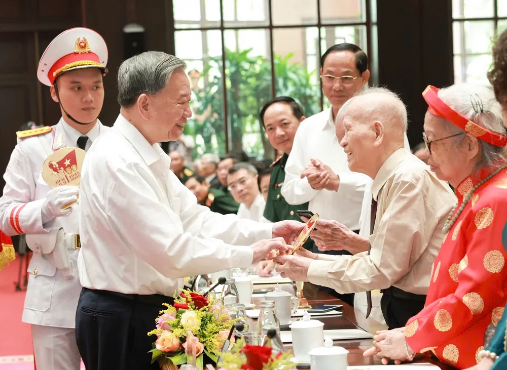Tổng Bí thư Tô Lâm tặng quà lão thành cách mạng Nguyễn Hanh tại chương trình. Ảnh: QUANG PHÚC TBT phat bieu - trao qua 5.jpg