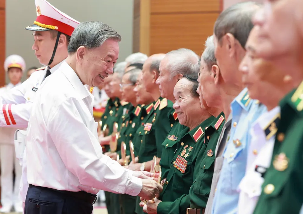 Tổng Bí thư Tô Lâm tặng quà các tướng lĩnh, Anh hùng lực lượng vũ trang trong quân đội tại chương trình. Ảnh: QUANG PHÚC TBT phat bieu - trao qua 6.jpg
