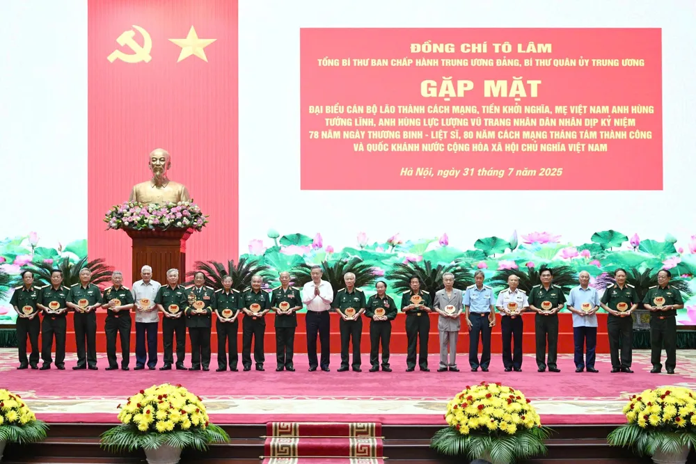 Tổng Bí thư Tô Lâm tặng quà các tướng lĩnh, Anh hùng lực lượng vũ trang trong quân đội tại chương trình. Ảnh: QUANG PHÚC TBT phat bieu - trao qua 7.jpg