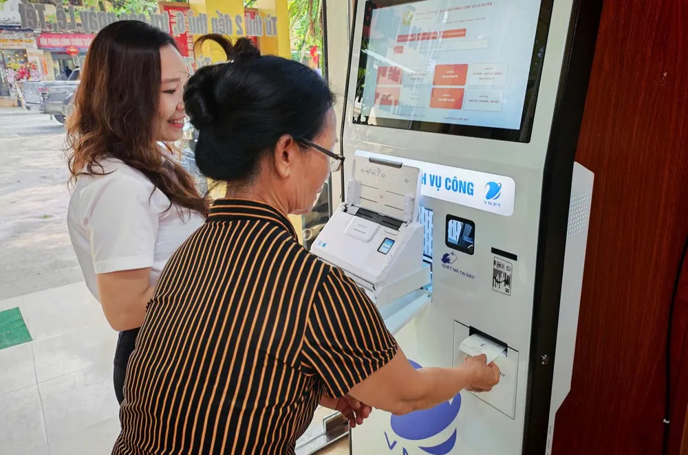 Người dân được hướng dẫn sử dụng ki ốt thông minh do VNPT triển khai tại Trung tâm Hành chính công cấp xã Vị Xuyên, tỉnh Tuyên Quang kiosk VNP o Vi Xuyen.jpg
