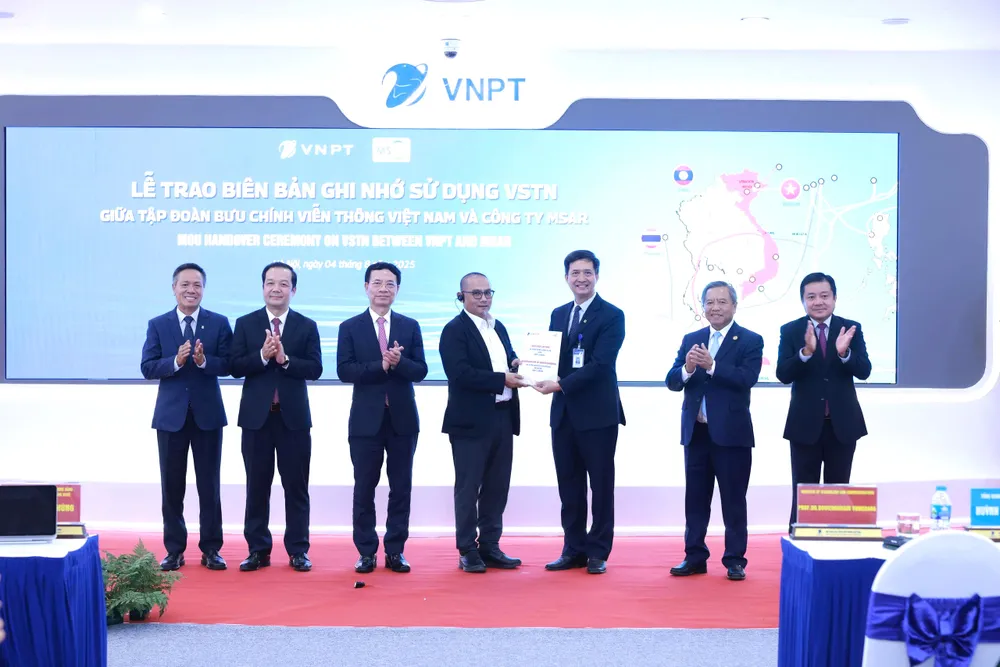 Lễ bàn giao Biên bản ghi nhớ sử dụng VSTN giữa VNPT và đối tác tại sự kiện VNPT - Tuyen cap VSTN 1.jpg