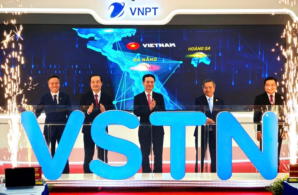 Nghi thức khai trương tuyến cáp VSTN tại buổi lễ VNPT - Tuyen cap VSTN 2.jpg