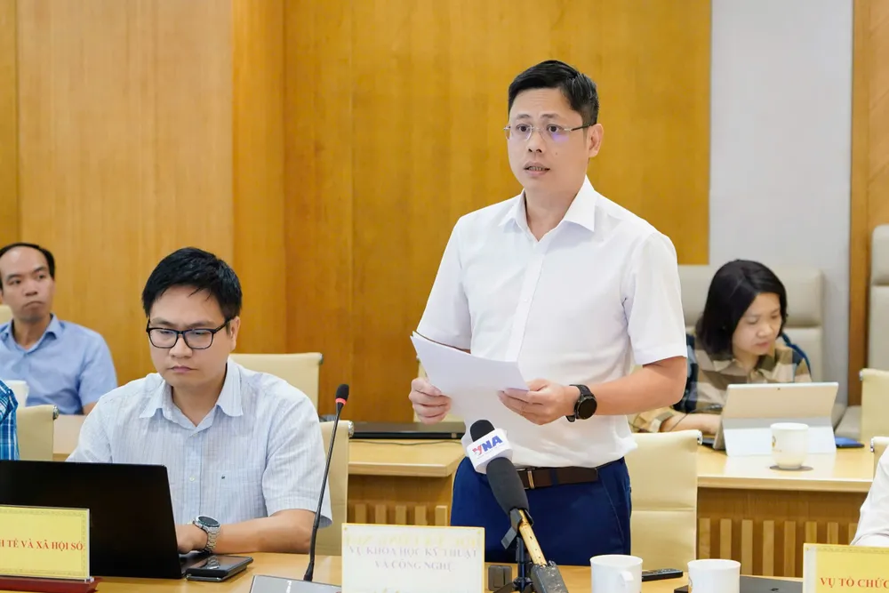 Mr. Hoang Anh Tu talks to the press at the press conference Đồng chí Hoàng Anh Tú - Phó Vụ trưởng Vụ Khoa học kỹ thuật và công nghệ.jpg