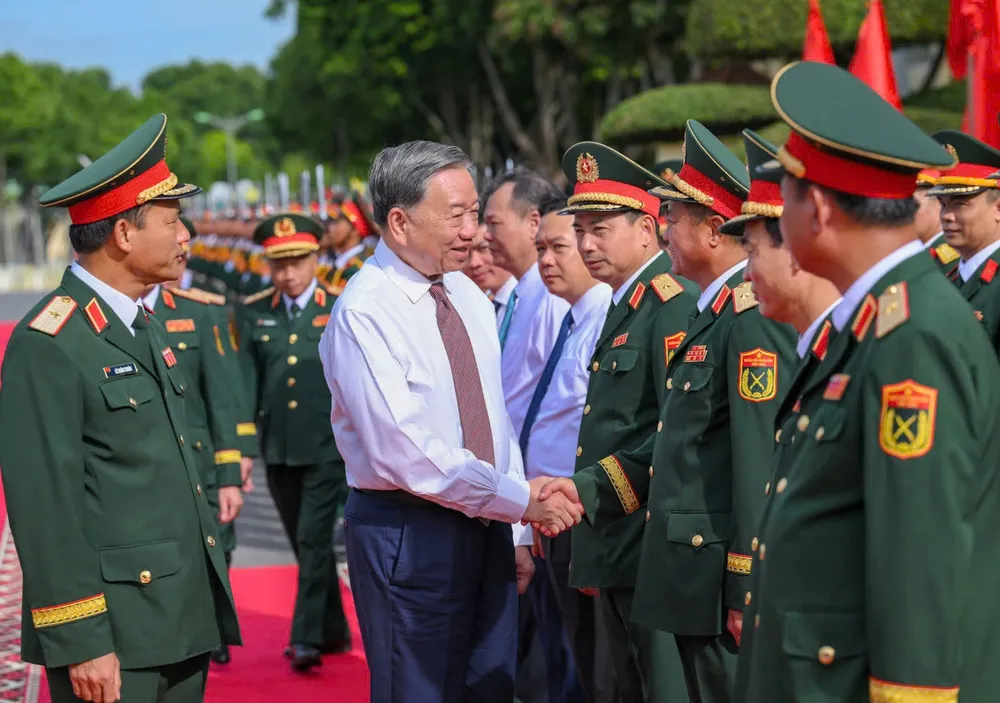 Tổng Bí thư Tô Lâm đến thăm và làm việc tại Quân đoàn 12, sáng 5-8. Ảnh: VIẾT CHUNG TBT tham Quan doan 12 BQP 3.jpg