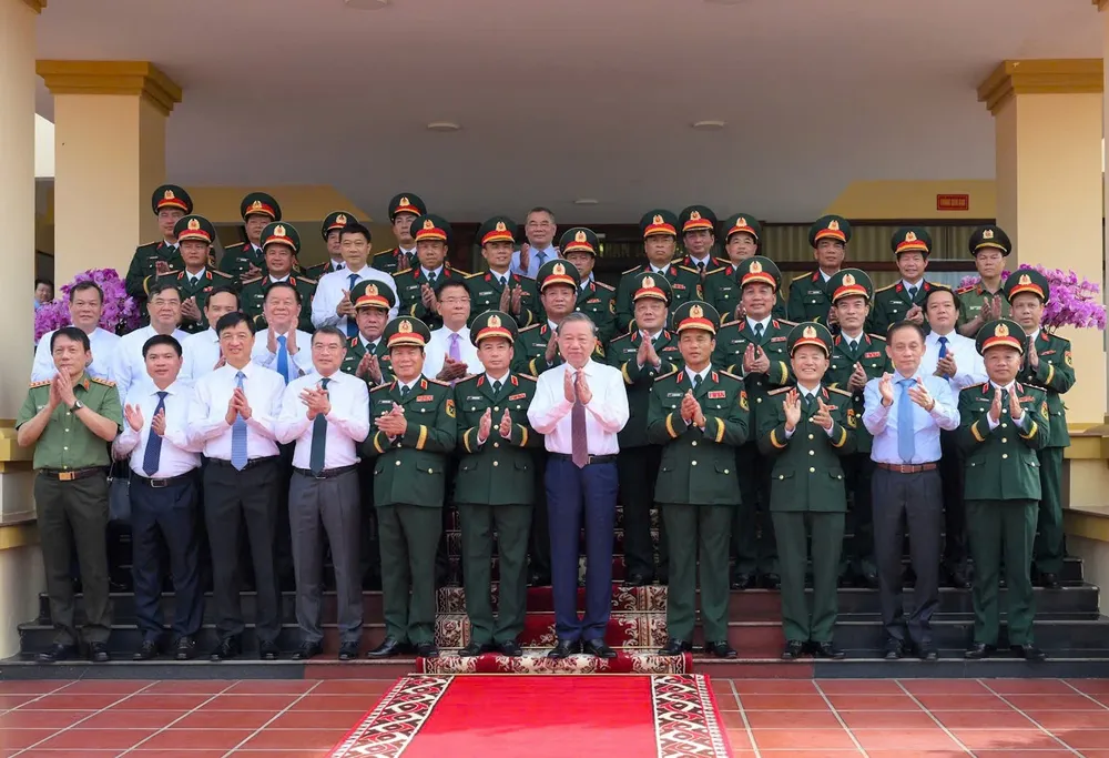 Tổng Bí thư Tô Lâm cùng đoàn công tác Trung ương và lãnh đạo Bộ Quốc phòng, Quân đoàn 12 tại Sở Chỉ huy Quân đoàn 12. Ảnh: VIẾT CHUNG TBT tham Quan doan 12 BQP 4.jpg