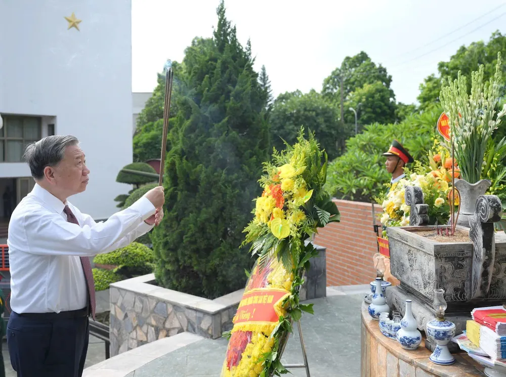 Tổng Bí thư Tô Lâm và các đại biểu dâng hương tưởng niệm các Anh hùng liệt sĩ Quân đoàn 12. Ảnh: VIẾT CHUNG TBT tham Quan doan 12 BQP 6.jpg