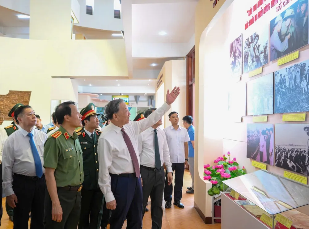 Tổng Bí thư Tô Lâm và các đại biểu tham quan Bảo tàng Quân đoàn 12. Ảnh: VIẾT CHUNG TBT tham Quan doan 12 BQP 8.jpg