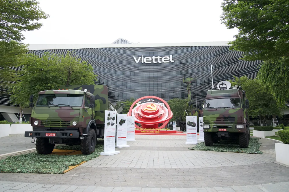مجمع صواريخ Truong Son ومجمع صواريخ S125-VT اللذين تم البحث عنهما وتصنيعهما بواسطة شركة Viettel معروضان في المؤتمر To hop ten lua Truong Son va To hop ten lua S125-VT.jpeg