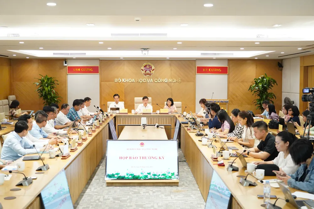 Press conference scene Toàn cảnh buổi họp.jpg