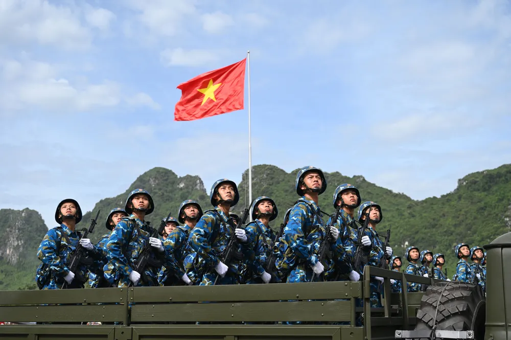 Chiến sĩ Phòng không - Không quân trên xe đặc chủng tham gia tổng hợp luyện. Ảnh: ĐỖ TRUNG Tong hop luyen DB-DH 5.jpg