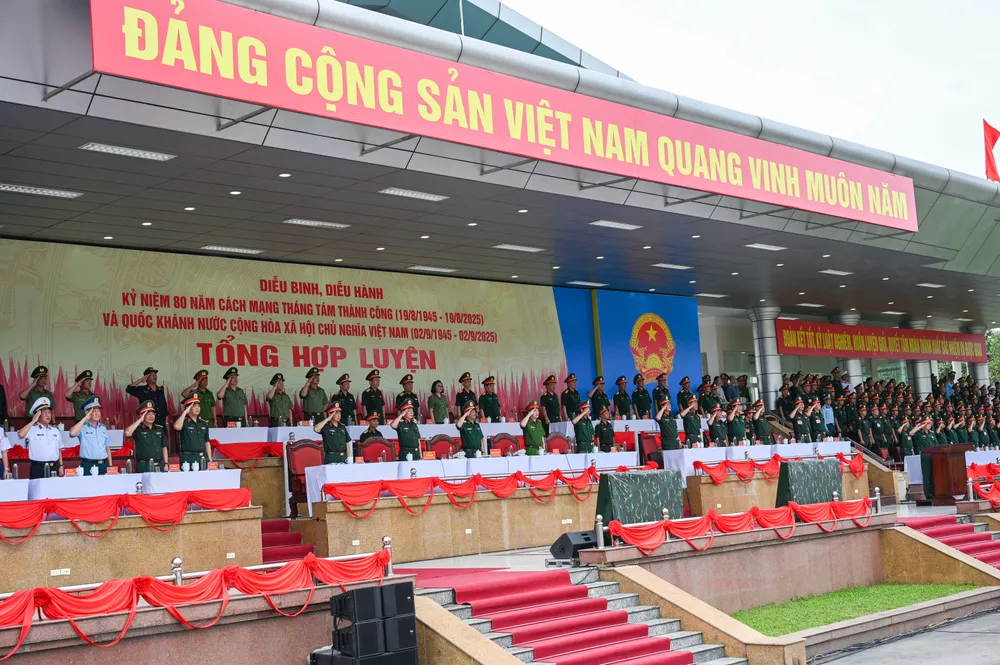 Khán đài chỉ huy cuộc tổng hợp luyện. Ảnh: ĐỖ TRUNG Tong hop luyen DB-DH 7.jpg