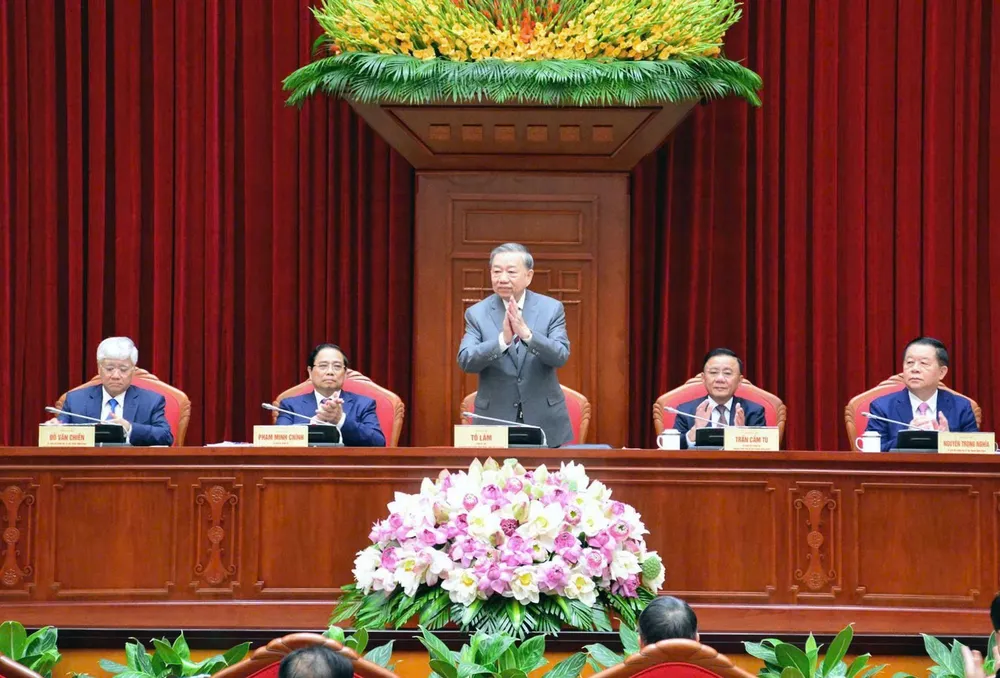 Tổng Bí thư Tô Lâm và các đồng chí chủ trì cuộc gặp mặt. Ảnh: VIẾT CHUNG TBT gap mat tri thuc 1.jpg