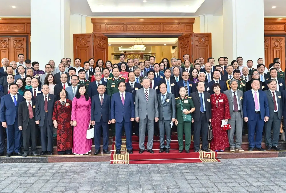 Tổng Bí thư Tô Lâm, Thủ tướng Phạm Minh Chính cùng các đại biểu tham dự cuộc gặp mặt chụp ảnh lưu niệm. Ảnh: VIẾT CHUNG TBT gap mat tri thuc 3.jpg
