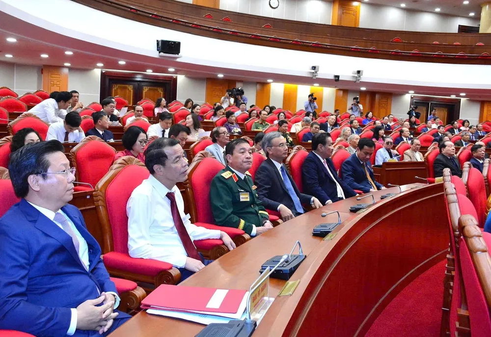 Các đại biểu tham dự cuộc gặp mặt. Ảnh: VIẾT CHUNG TBT gap mat tri thuc 5.jpg